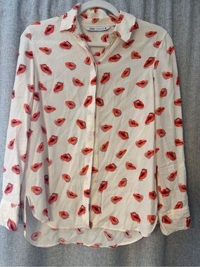 Zara Cream Button-Up Shirt with Red Lip Motif